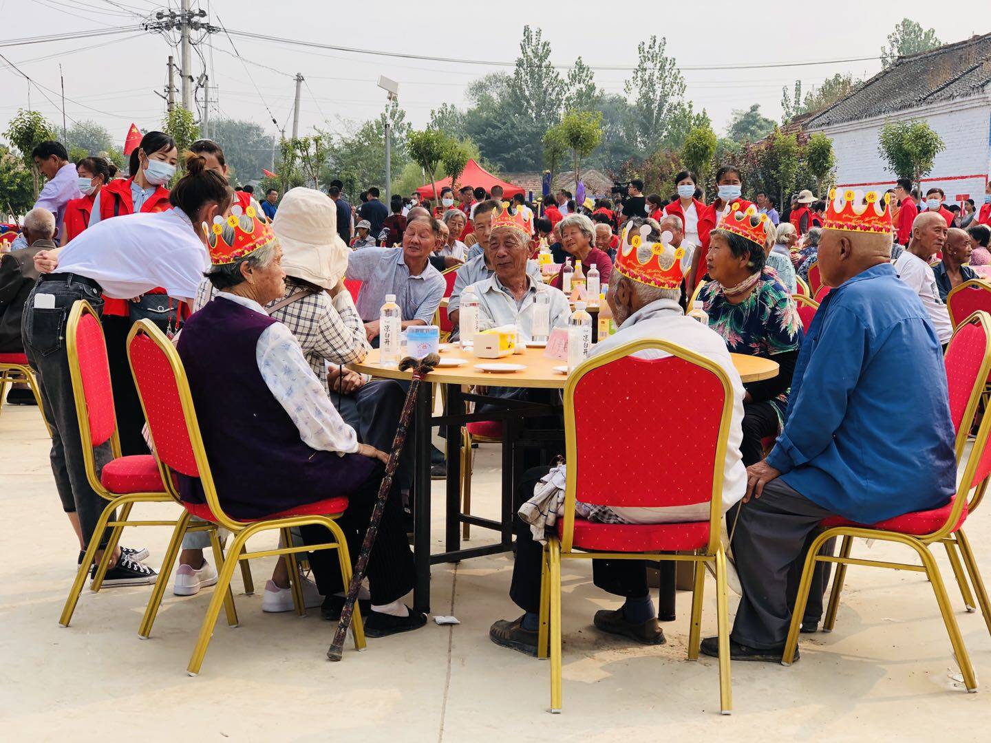 双节同庆 菏泽150位老人共吃“饺子宴”