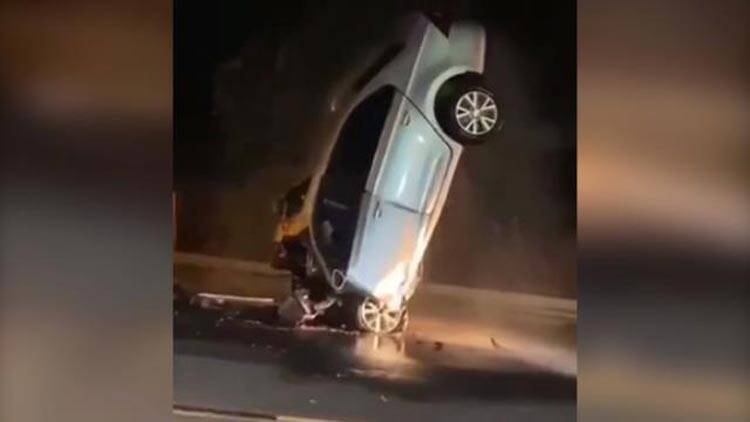 19秒丨滨州博兴一车辆撞上石墩发生“倒立”车头严重变形