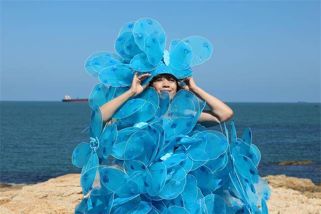 倡导人与自然和谐相处，艺术家孔宁“蓝蝴蝶”飞向威海好运角
