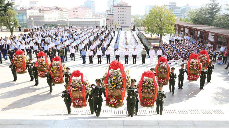 37秒丨威海市举行向烈士敬献花篮仪式
