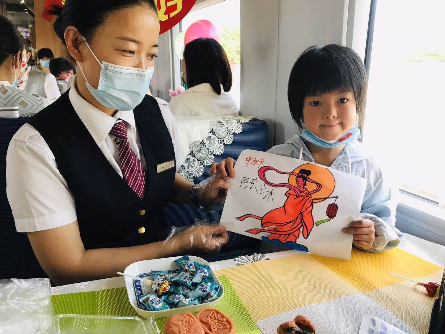 做月饼画嫦娥 从青岛到北京 高铁上乘务旅客共庆“双节”