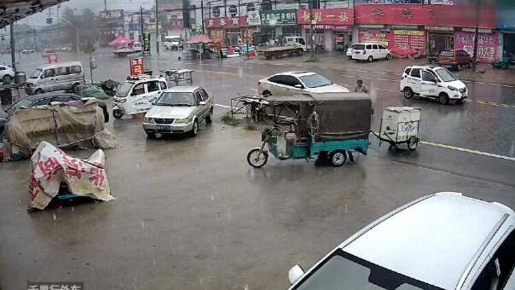 28秒丨滨州阳信一电动三轮车无人驾驶雨中“暴走” 刮坏路边车辆