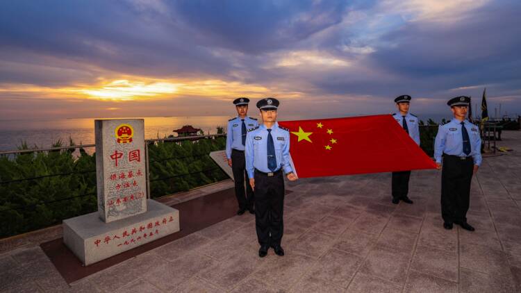 63秒丨迎日出 升国旗，威海荣成边检民警为祖国献礼