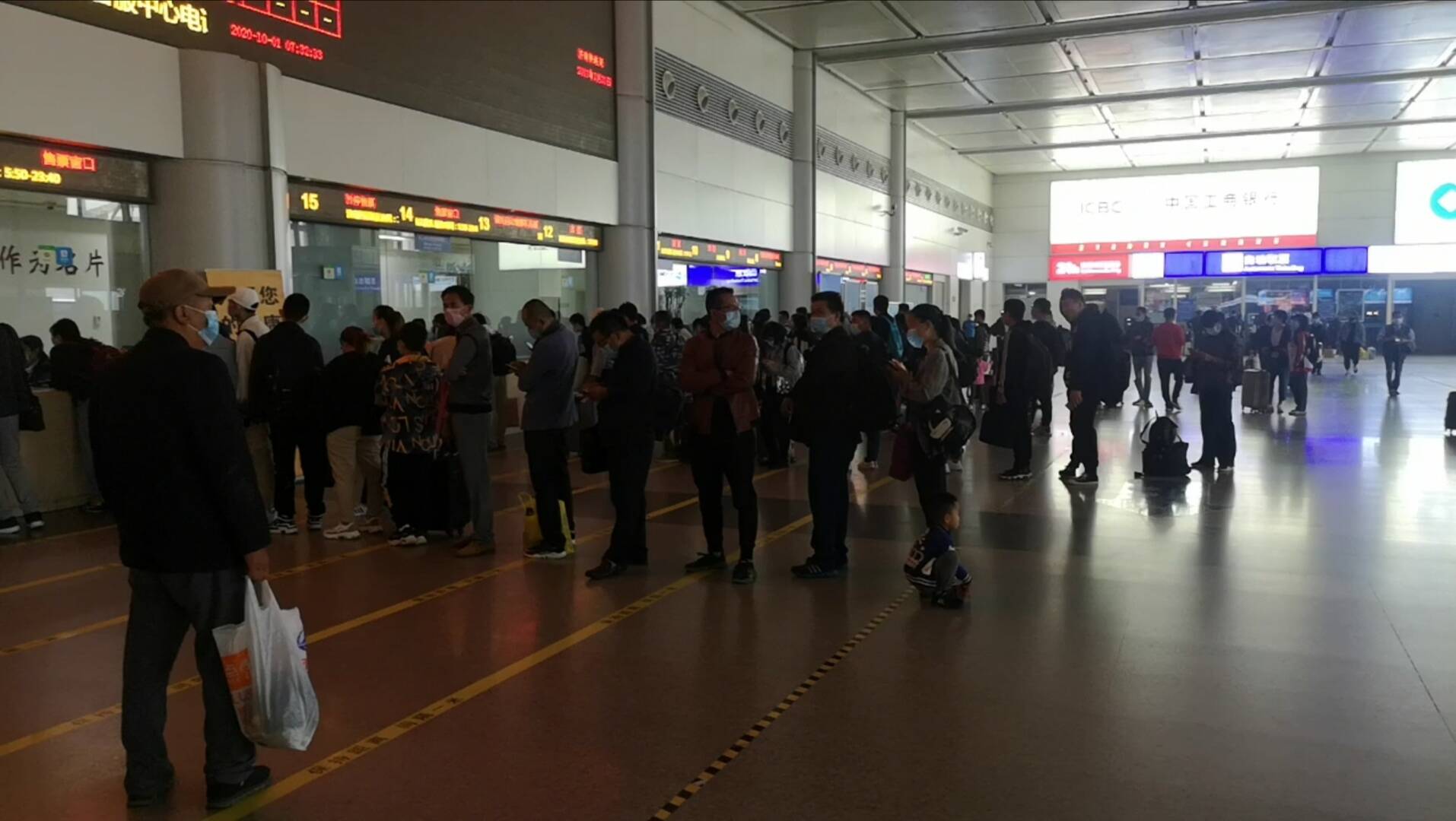 国庆节第一天济南西站一票难求 旅客发送量恢复到去年九成