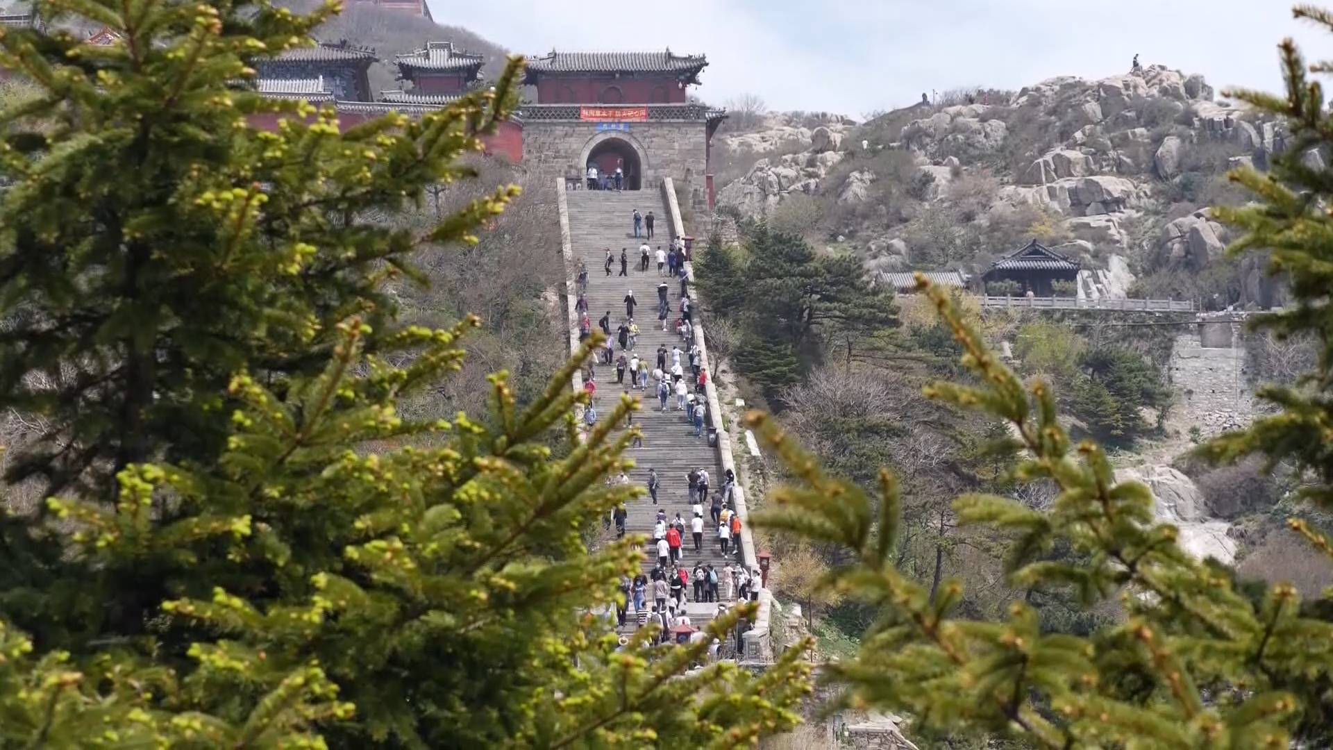 56秒丨泰山岱顶观日出游客每日限量8000人