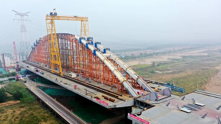 ​飞吧山东｜齐鲁黄河大桥420米中跨顶推到位 14000吨“长龙”横越黄河连接南北两岸
