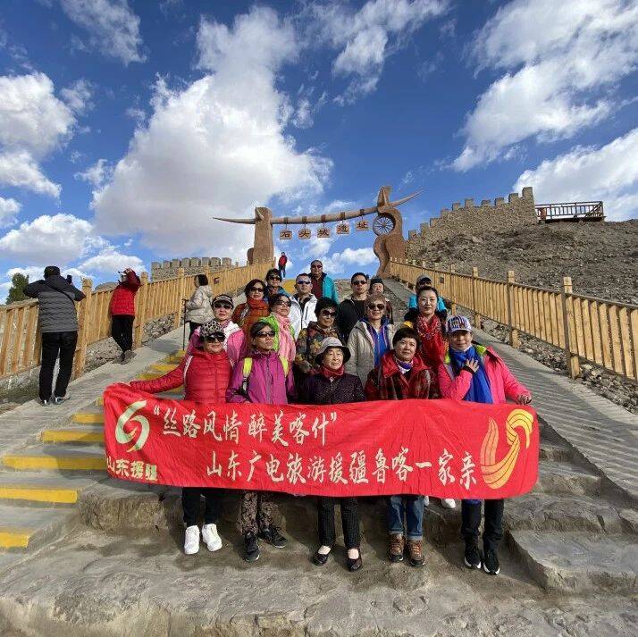 “萬人游喀什”首發(fā)團(tuán)走進(jìn)帕米爾，做“冰山上的來客”~