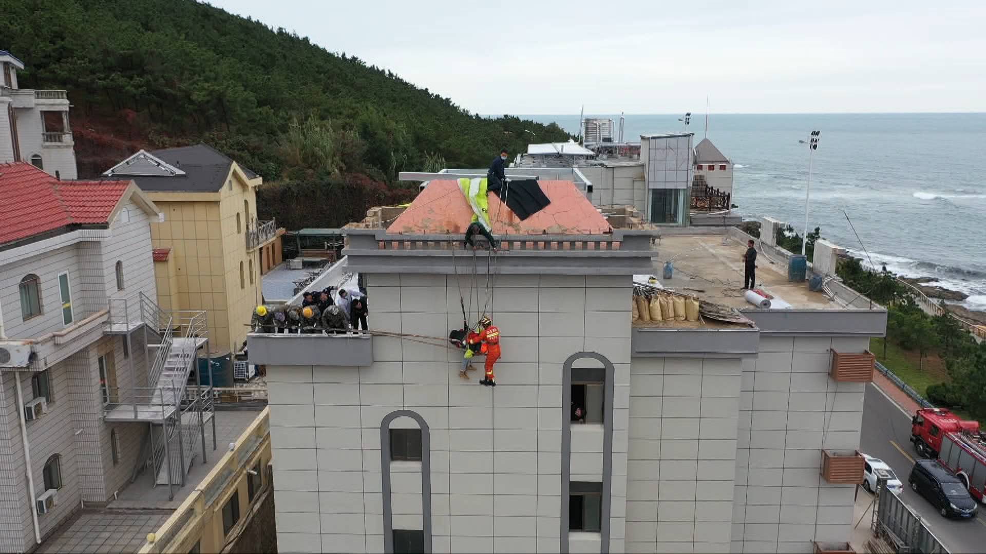 53秒丨 威海一男子玩滑翔伞遭风袭 紧急迫降酒店顶楼命悬一线