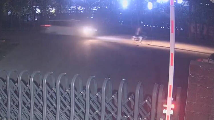 25秒丨滨州一白色商务车撞倒骑车男子后逃逸 骑车男子肋骨骨折
