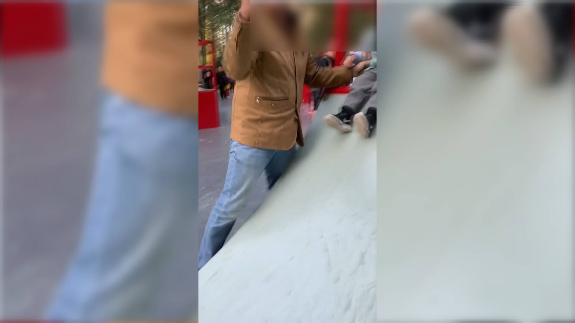 34秒 | 淄博一男子把滑板坡道当滑梯带孩子耍，怼网友“打110啊”，见警察来秒怂