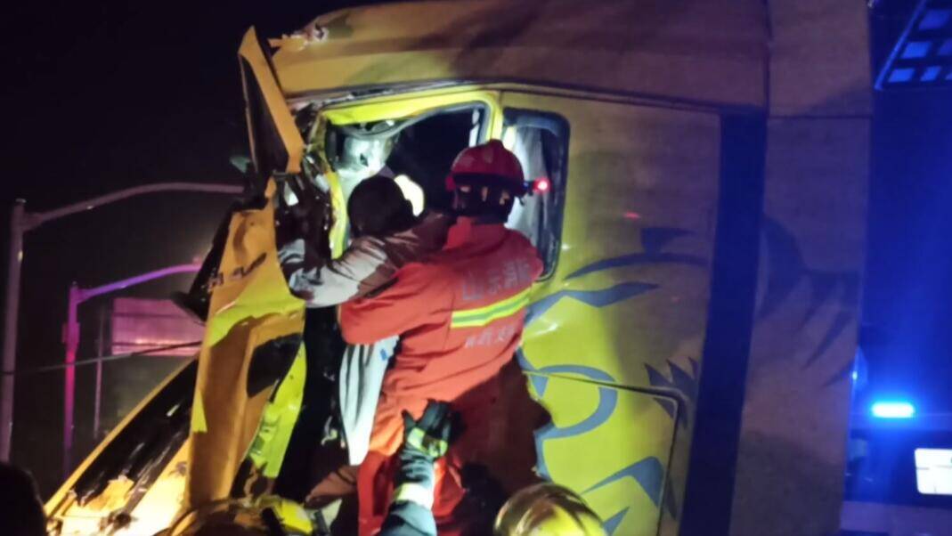 24秒 | 临沂一货车司机因追尾被困 消防员破拆驾驶室紧急救援