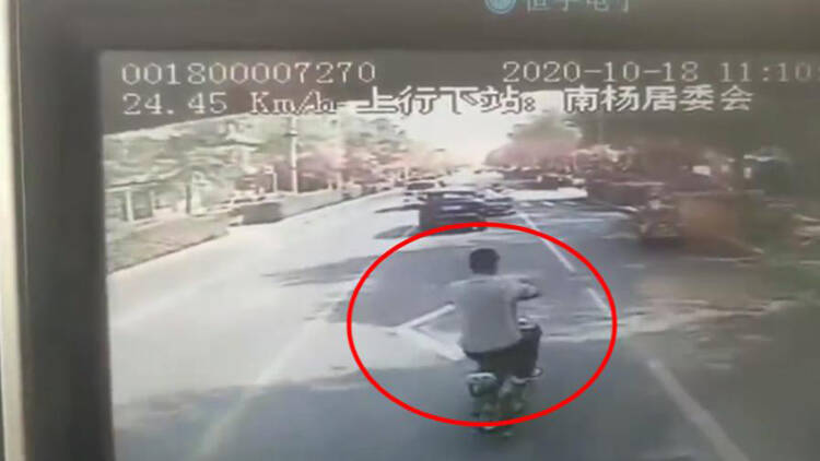 20秒丨猖狂！滨州男子骑电动车随意变道，还“挑衅”公交车！
