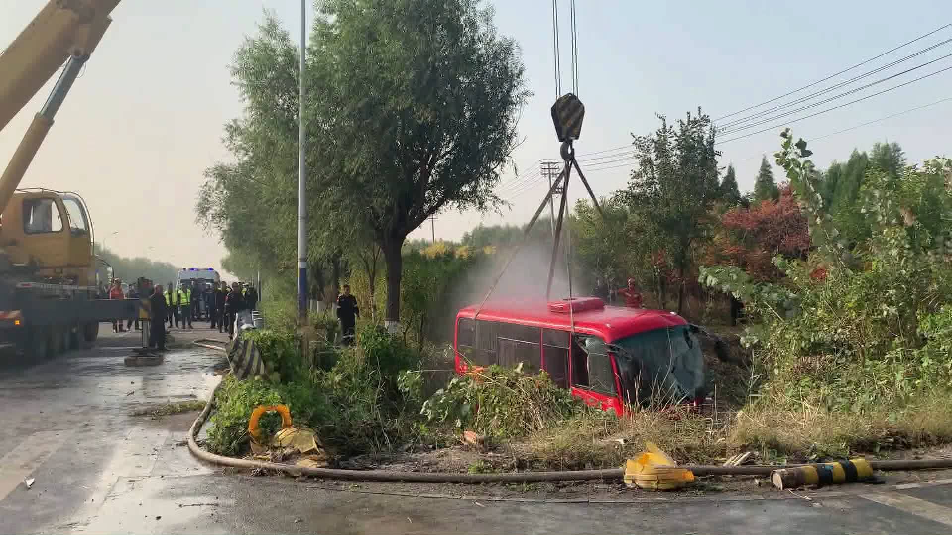中巴车坠沟12人被困 淄博消防紧急救出被困人员