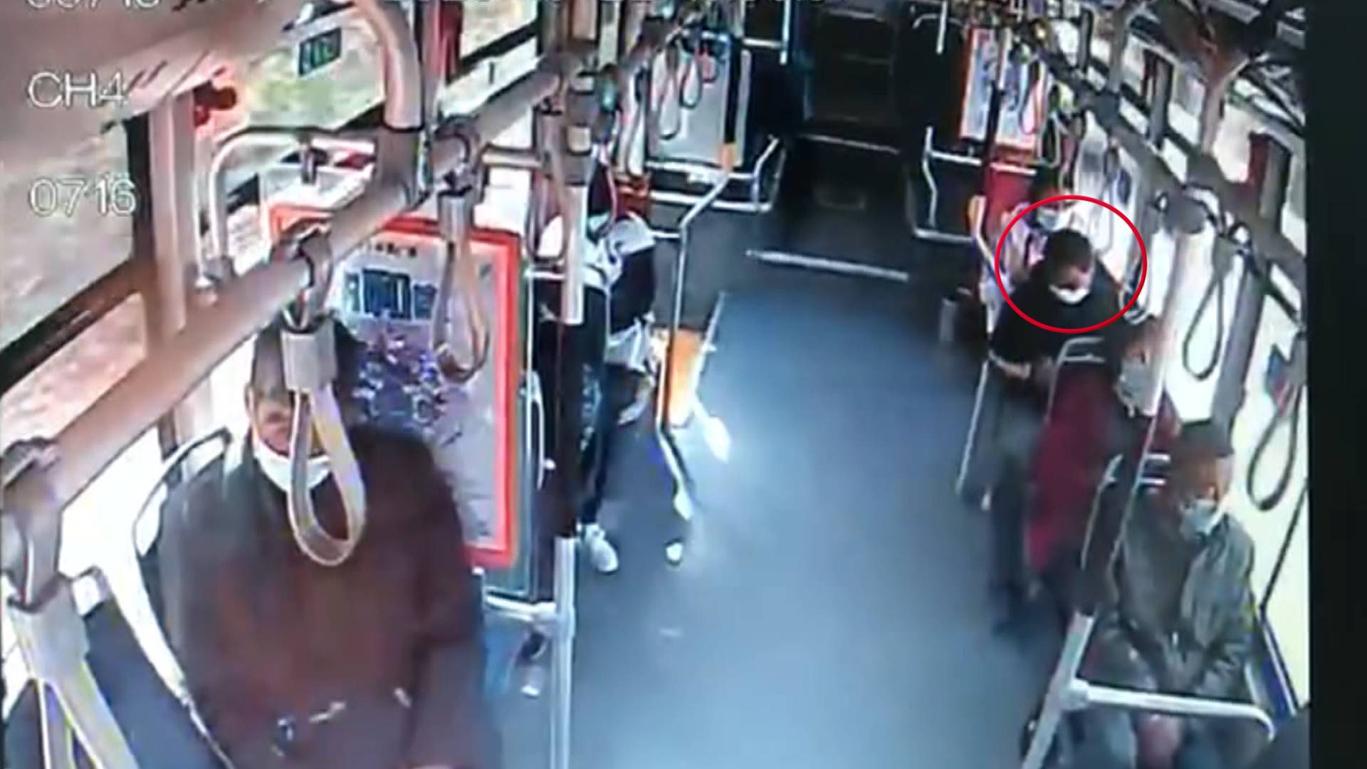32秒丨济南一老人晕倒车厢受伤出血，公交司机紧急送医