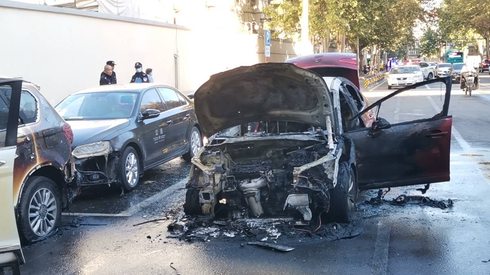 组图｜济南一轿车行驶中自燃殃及路边两车 幸无人员伤亡