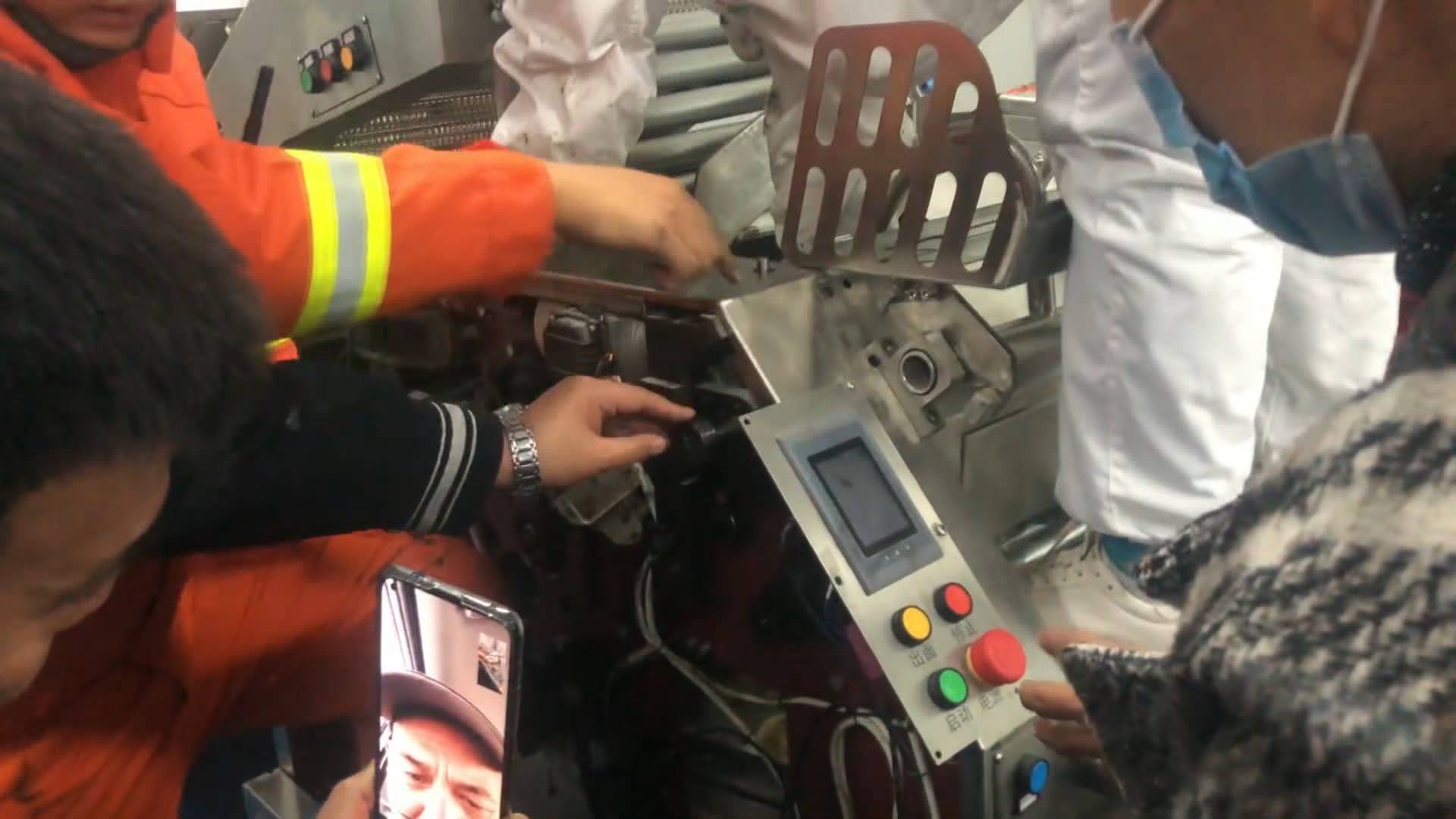 45秒丨工人手卡面食生产设备 消防视频连线厂家急救援