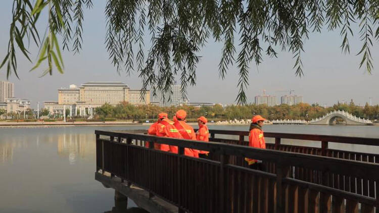 40秒丨滨州沾化环卫工人游览公园赏美景 共享城市发展成果
