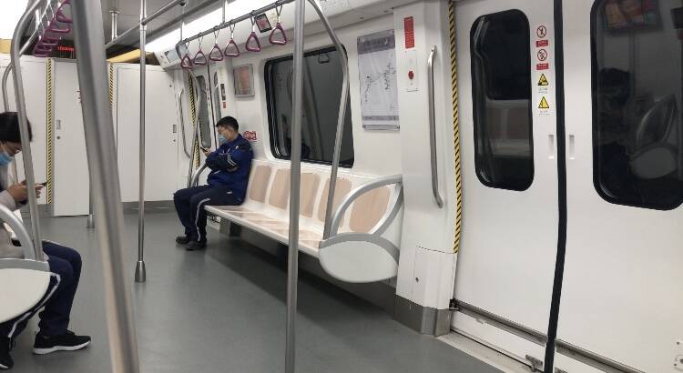 记者探访济南轨道交通现状：车厢乘客个位数  自助售票机只开放一个
