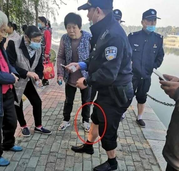 聊城一女子欲轻生跳湖 民警将其救上岸自己腿部被划伤