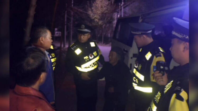 26秒丨暖心！滨州惠民民警帮助八旬迷失老人找到家人