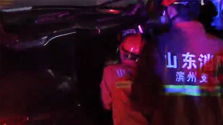 42秒丨汽车追尾人员被困 滨州消防紧急救援