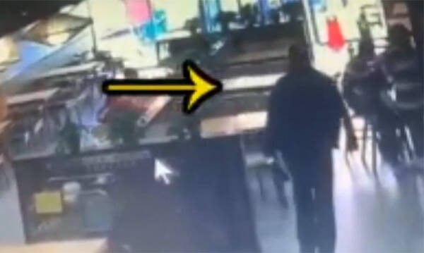 33秒丨快餐店内偷了两把椅子 滨州一男子被抓