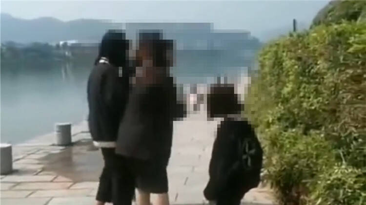 桂林一未成年女生跪地被轮流掌掴 警方：打人的3名学生被行拘5日