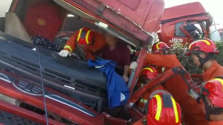 31秒丨滨州两货车相撞 拉煤车车头变形严重司机双腿被卡