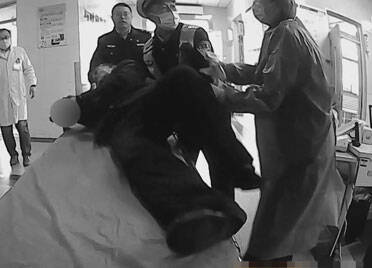 潍坊：女司机送伤者就医吓得浑身发抖 交警替驾赢得治疗“黄金时间”