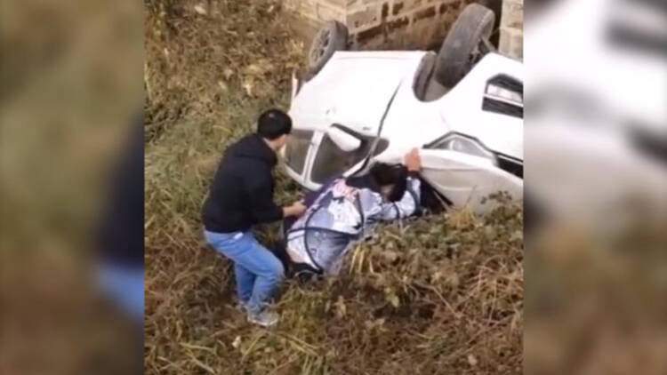 30秒丨滨州一老人开车发生侧翻被困 幸亏他们及时相助