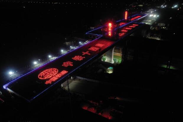 为胶东国际机场转场加速！青岛新机场高速连接线钢箱梁转体桥完成转体