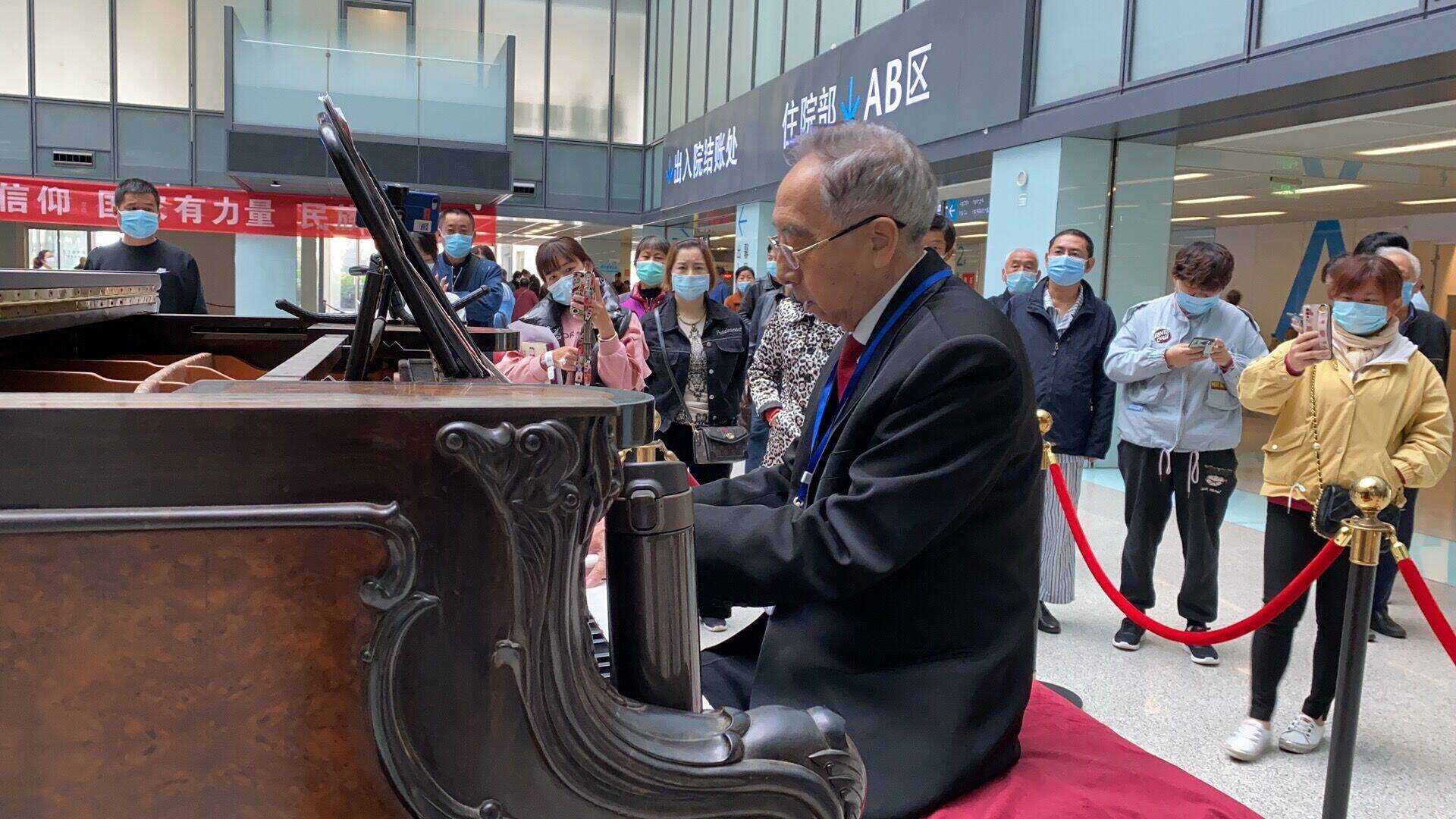 88岁教授在医院义务弹钢琴6年：“愉悦身心，抚慰心灵，对患者和医务人员都有好处”