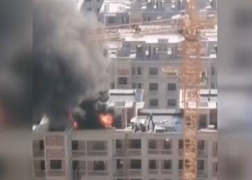 54秒丨临沂一在建楼盘楼顶起火 现场浓烟滚滚
