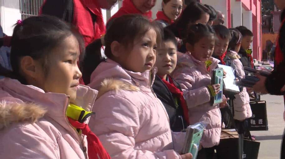 33秒｜送去棉衣、鞋子、学习用品……枣庄滕州志愿者爱心温暖留守儿童