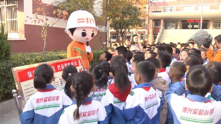 26秒丨滨州博兴：消防人偶进校园 消防安全从娃娃抓起