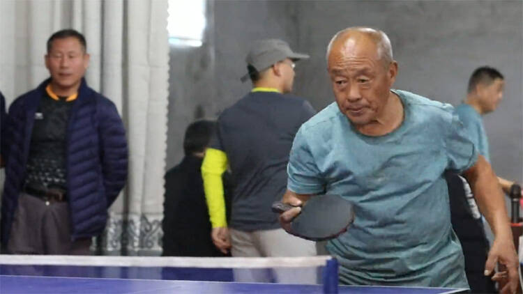 41秒丨滨州阳信65岁农民家中摆擂台 65人前来挑战乒乓赛