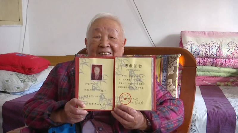 为和德国的孙女视频，济南87岁“学霸奶奶”学上网，网购、PS样样精通