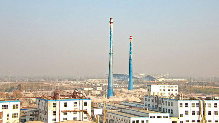 大场面！潍坊市寒亭区2根高120米的烟囱被成功爆破