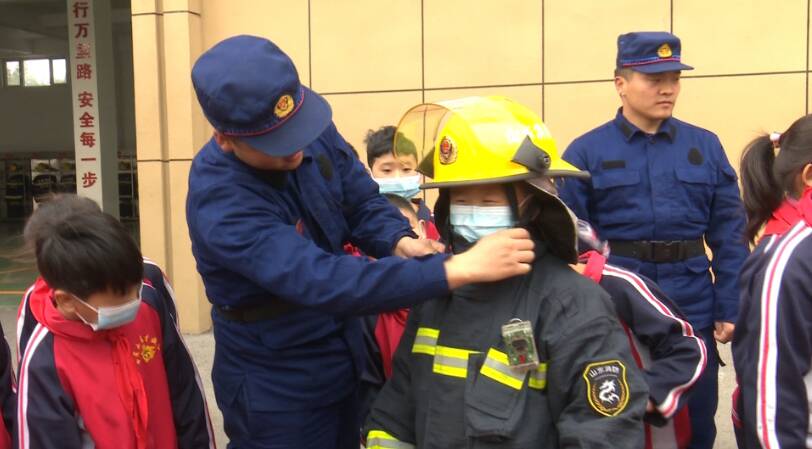 31秒｜滕州把消防安全课堂搬进校园 萌娃争当“小小消防员”