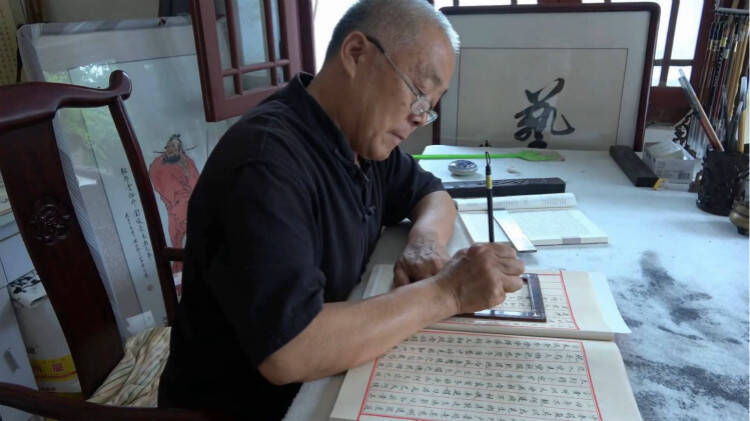 80秒丨淄博农民大叔坚持写字36年 用三个手指抄45万字聊斋