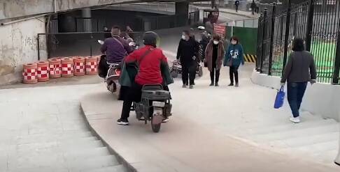 陜西西安新修太華路立交非機(jī)動(dòng)車道遭市民吐槽：太華路太滑！