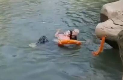 62秒|“这个老外确实可以” ！重庆中山古镇一女孩游玩时不慎落水，外国游客上演生死营救