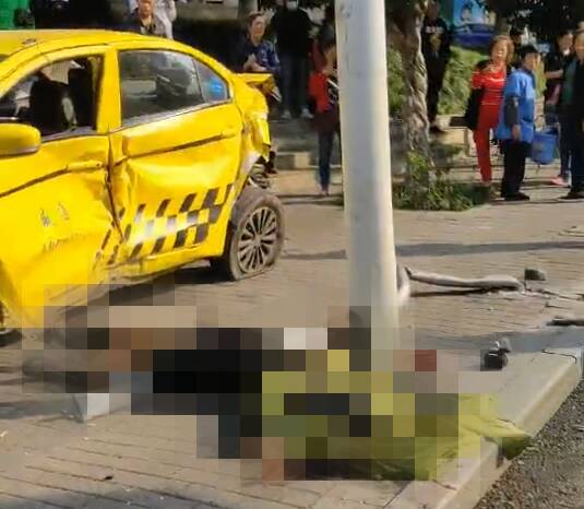 47秒｜重庆一私家车将出租车撞上人行道 致一女子当场身亡