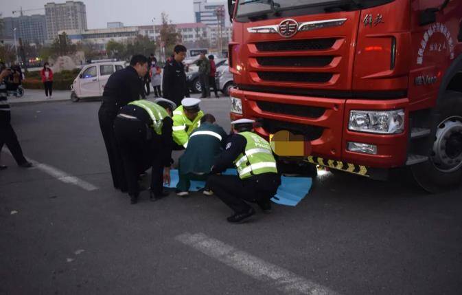 滨州惠民一重型牵引车与电动车相撞 骑车女子受伤