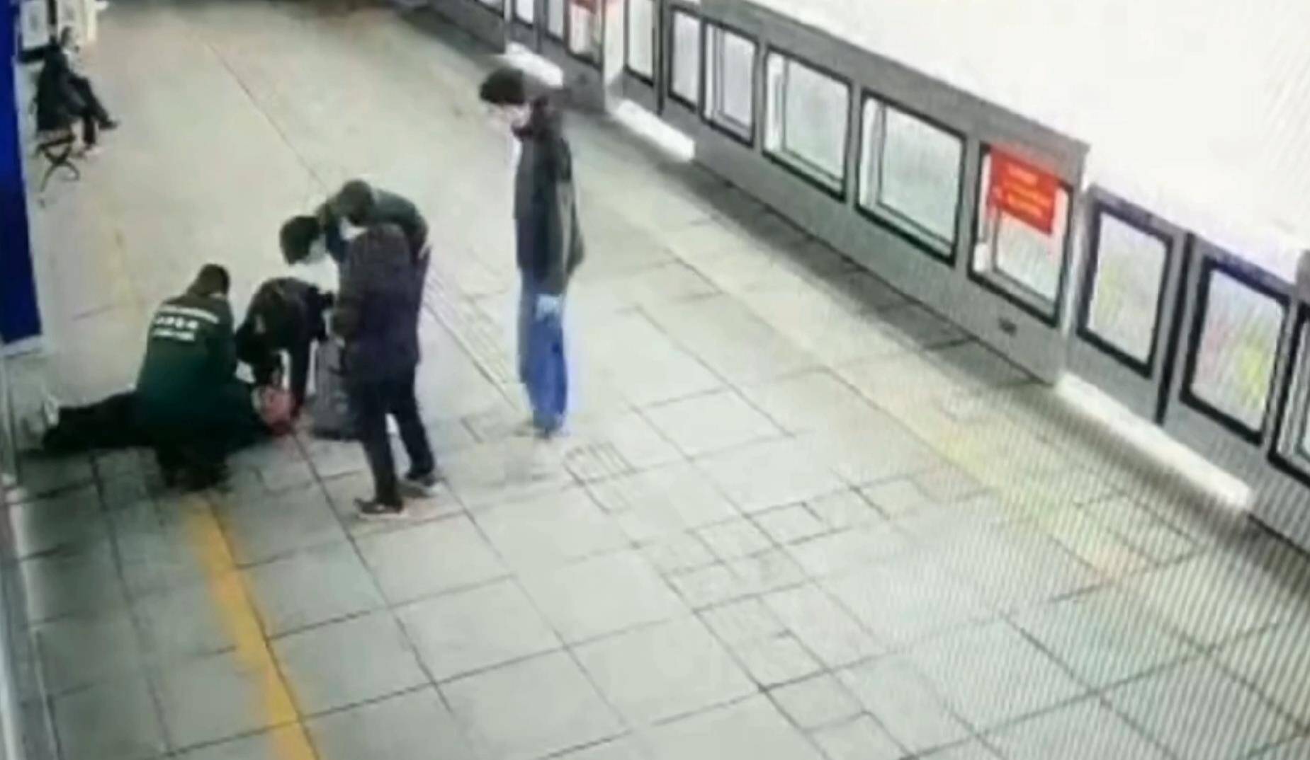 44秒 | 济南一老人站台晕倒，站务员“半跪地”手托老人等候救援