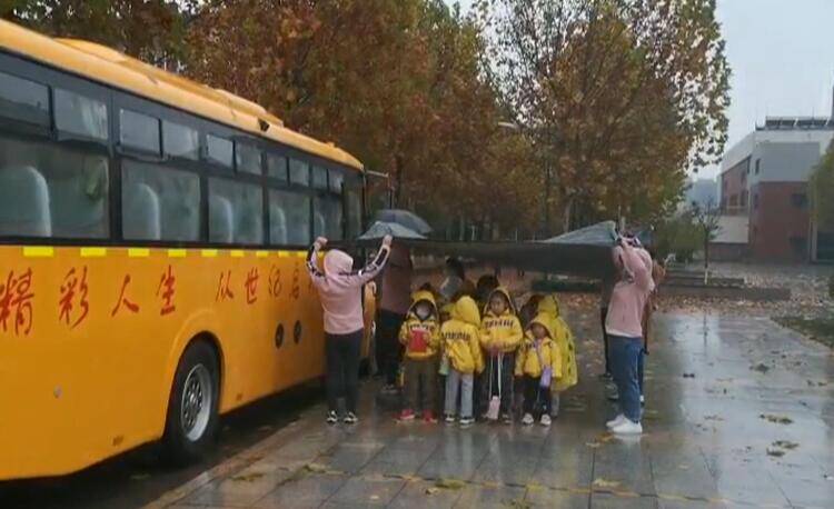 67秒丨超暖心！下雨天寿光幼儿园教师接龙撑起雨布为孩子撑起一片“晴空”