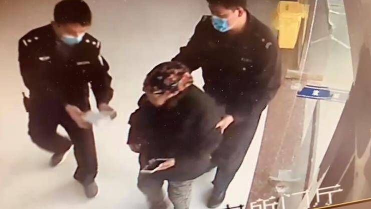 54秒丨滨州一老人丢手机后心脏病发作 民警这样做很暖心