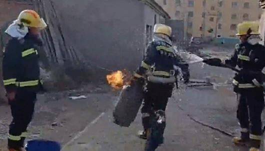 31秒丨甘肃一消防员抱起燃烧的液化气罐一路狂奔：必须上