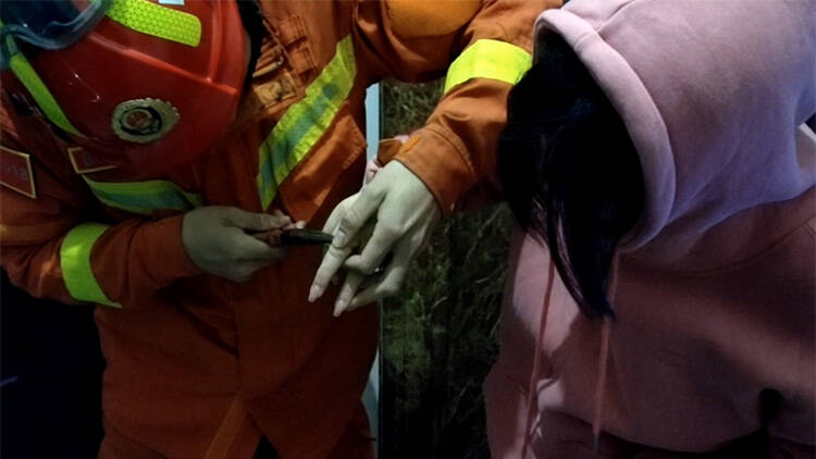 42秒丨滨州一女孩深夜戒指卡手 消防紧急救援