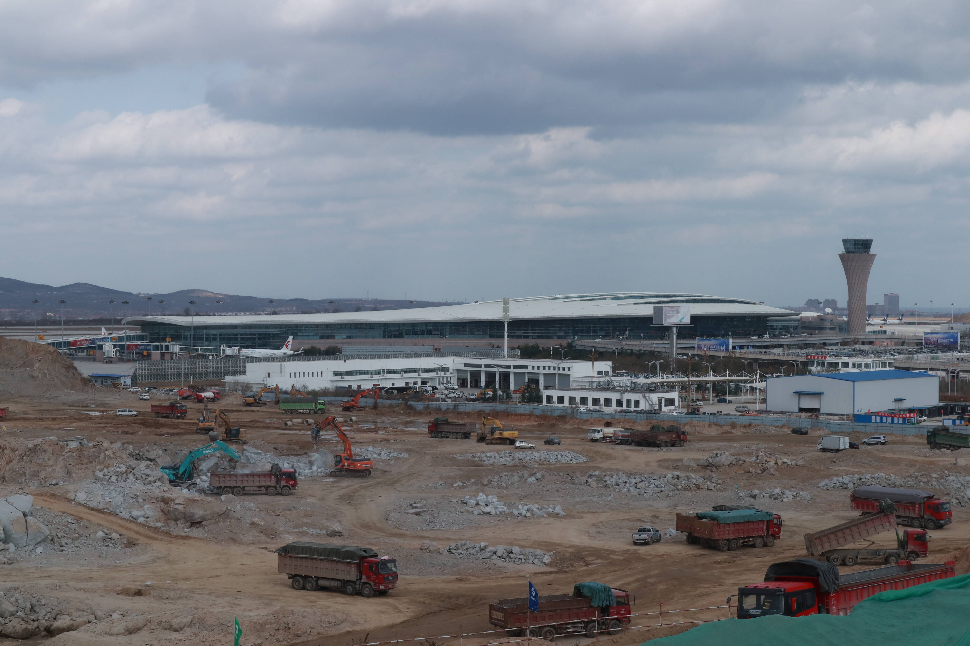 烟台重点工程巡礼④ | 蓬莱国际机场二期项目飞行区开始管线配套施工，计划2022年底竣工